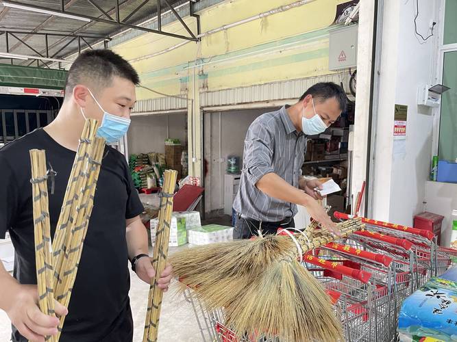 "社区工作不能虚头巴脑,一定要脚踏实地,用心聆听百姓心声,切实服务